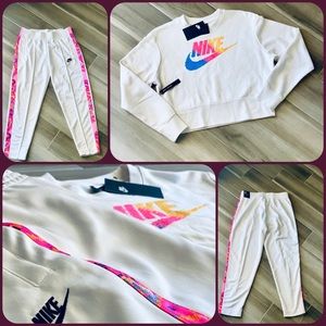 ~~ NWT Women’s Nike Sweater and Pants Sz. S ~~